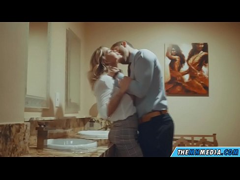 ❤️ Meta blonda busty seduces f'kamra tal-banju pubbliku ❤❌ Porno fb lilna ❌❤